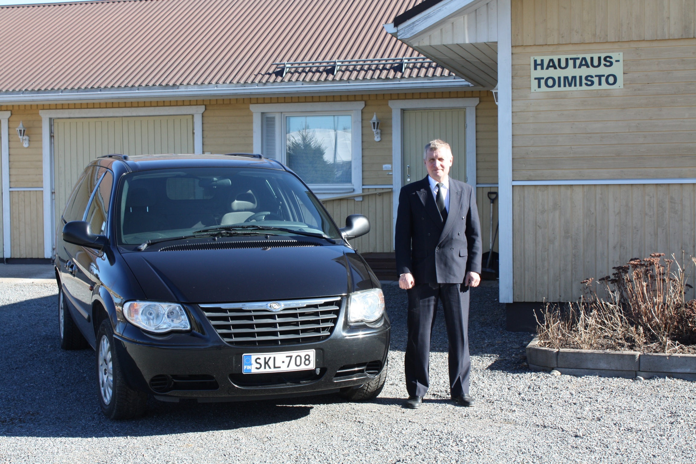 Teuvan Hautaustoimiston toimitalo ja saattoauto